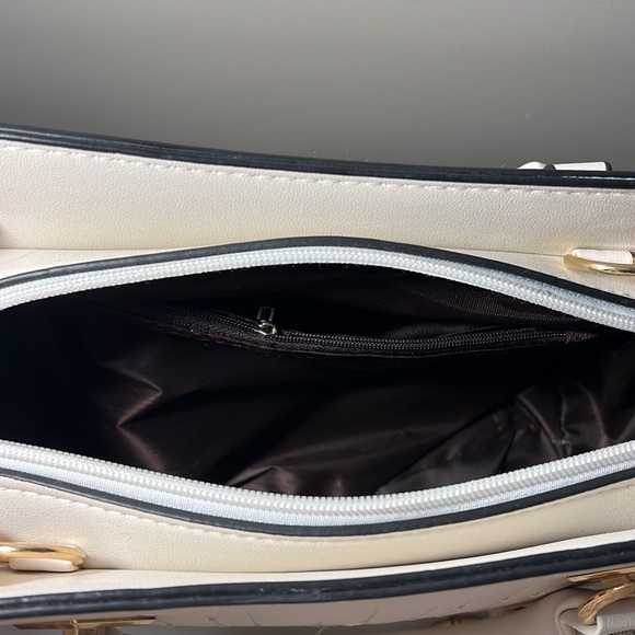 Elegant Floral Embroidered Handbag - Picture 4 of 6